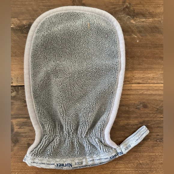 Norwex Body Scrub Mitt NWOT - Picture 1 of 2